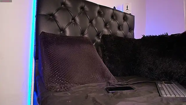 James1lee  online show from April 8, 2026, 9:16 pm