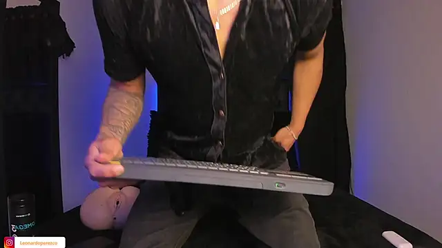 James1lee  online show from March 2, 2025, 9:41 pm