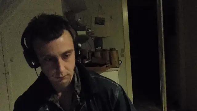 Snapshot of Stephanien chatting on January 8, 2025, 3:39 pm Stephanien online show from January 8, 2025, 3:39 pm