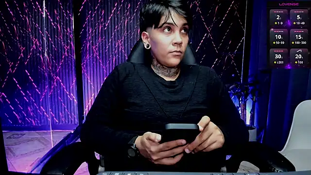 Snapshot of ZhoeStrong chatting on February 5, 2026, 11:44 pm ZhoeStrong online show from February 5, 2026, 11:44 pm