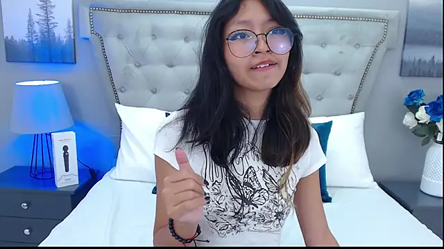 Snapshot of Yommi_Winx chatting on March 11, 2025, 1:59 am Yommi Winx online show from March 11, 2025, 1:59 am