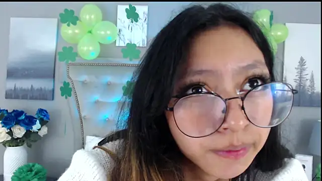 Snapshot of Yommi_Winx chatting on March 18, 2025, 3:45 am Yommi Winx online show from March 18, 2025, 3:45 am