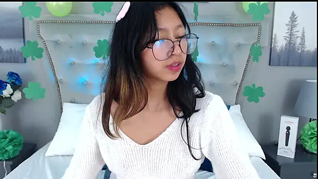 Snapshot of Yommi_Winx chatting on March 18, 2025, 9:56 am Yommi Winx online show from March 18, 2025, 9:56 am