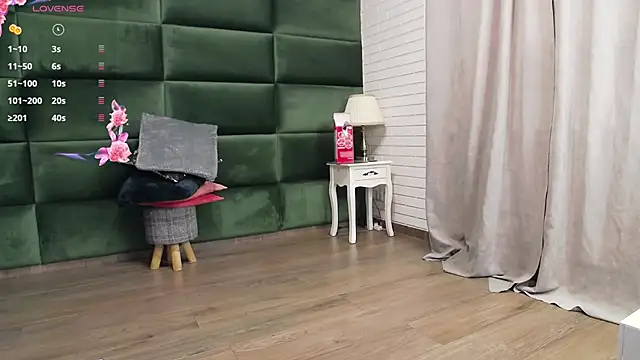 Snapshot of SelenSummer chatting on September 19, 2025, 4:05 am SelenSummer online show from September 19, 2025, 4:05 am