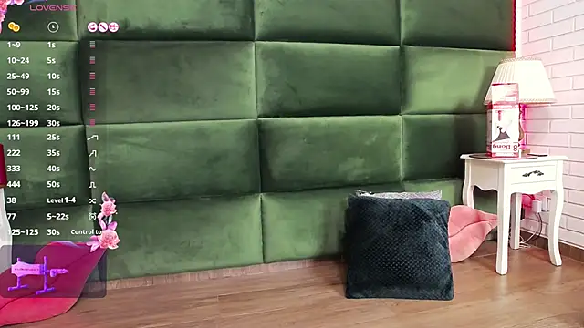 Snapshot of SelenSummer chatting on September 25, 2025, 4:18 am SelenSummer online show from September 25, 2025, 4:18 am