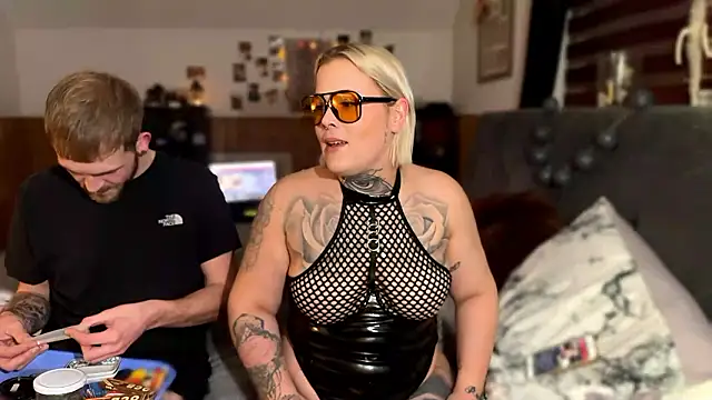 Snapshot of elina_may chatting on December 8, 2024, 8:04 pm elina may online show from December 8, 2024, 8:04 pm