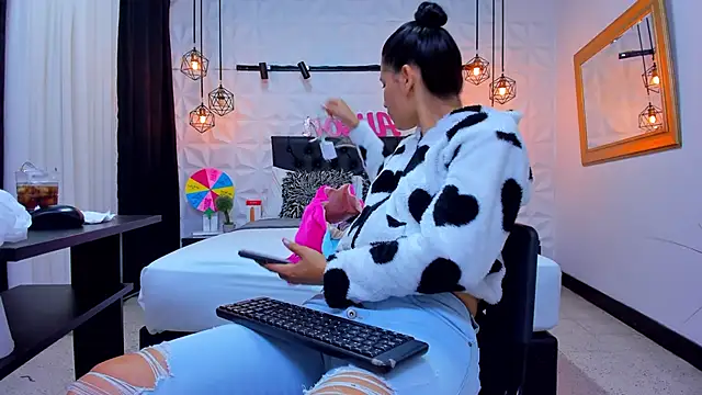 Alison Wiley online show from February 25, 2025, 12:27 pm