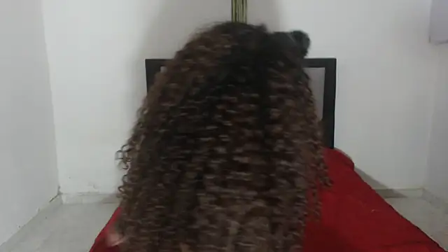 Snapshot of kalipso_n-jones chatting on October 31, 2025, 2:35 pm kalipso n-jones online show from October 31, 2025, 2:35 pm