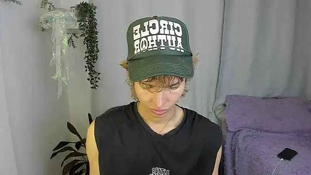 Snapshot of santy-kitty chatting on October 15, 2025, 1:04 am santy-kitty online show from October 15, 2025, 1:04 am