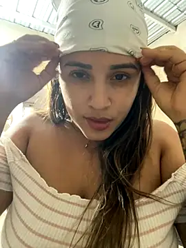 perlita05 online show from November 12, 2025, 3:49 pm