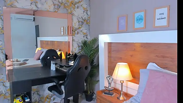 EmaBakker online show from April 22, 2026, 5:03 am