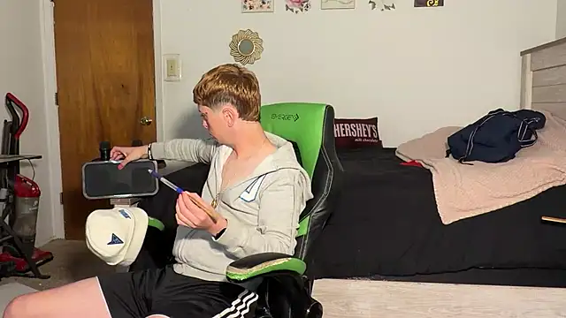 Snapshot of twentywithafelonyy chatting on November 12, 2025, 4:11 pm twentywithafelonyy online show from November 12, 2025, 4:11 pm