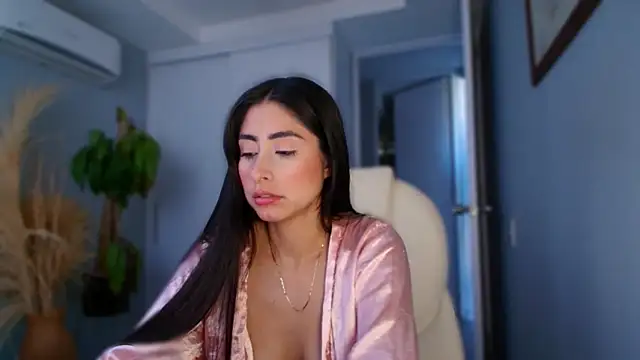 auroracaruso11 online show from September 28, 2025, 9:44 pm