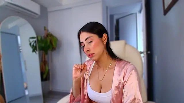 auroracaruso11 online show from October 7, 2025, 9:38 pm