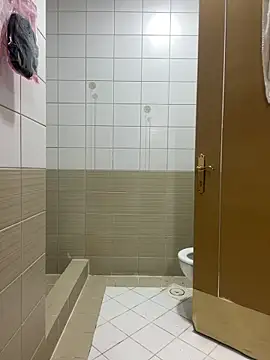 Snapshot of Layla-daloua chatting on December 14, 2025, 10:37 pm Layla-daloua online show from December 14, 2025, 10:37 pm