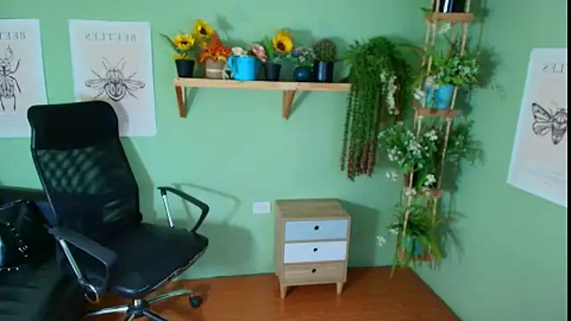 Liittleluaa  online show from September 8, 2025, 3:33 pm