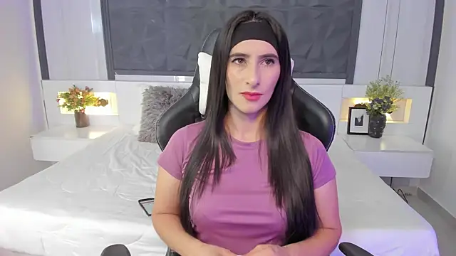 SaraGomez1 online show from November 13, 2025, 1:48 pm