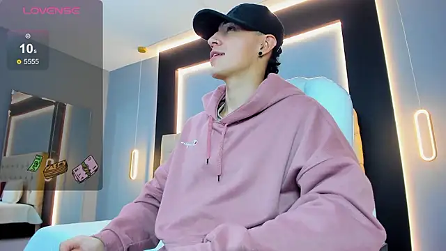 Snapshot of Lobo_17_ chatting on February 3, 2026, 6:22 am Lobo 17 online show from February 3, 2026, 6:22 am