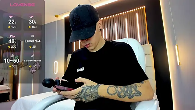 Snapshot of Lobo_17_ chatting on February 11, 2026, 10:53 pm Lobo 17 online show from February 11, 2026, 10:53 pm