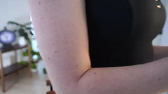 EsmaCrumbley online show from November 20, 2025, 4:13 am