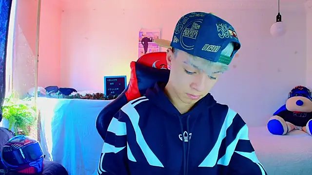 twink sebas  online show from November 18, 2025, 3:37 pm