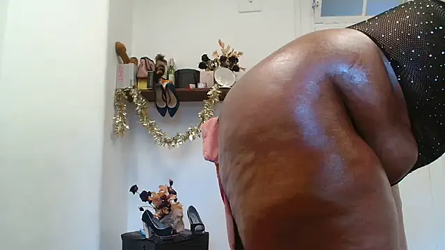 Snapshot of xTALLSEXYBUMx chatting on December 5, 2025, 4:11 am xTALLSEXYBUMx online show from December 5, 2025, 4:11 am