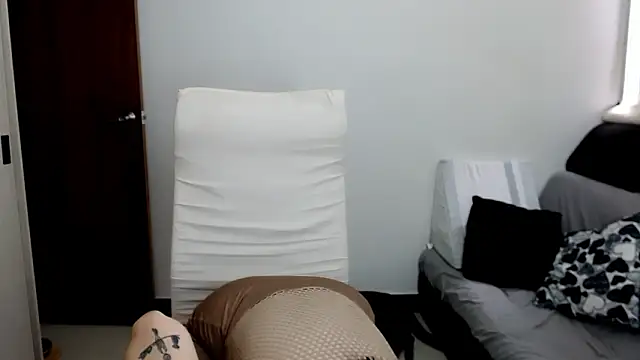 Snapshot of Laura-pervert chatting on February 5, 2026, 8:04 pm Laura-pervert online show from February 5, 2026, 8:04 pm