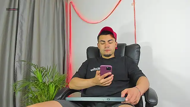 kalivan voinesscu online show from December 1, 2025, 8:04 am