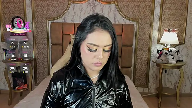 Snapshot of SoffiQueen chatting on November 3, 2025, 8:34 pm SoffiQueen online show from November 3, 2025, 8:34 pm