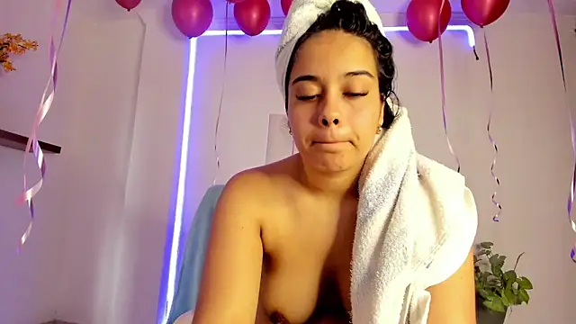 Snapshot of anniesweet- chatting on November 4, 2025, 1:37 pm anniesweet- online show from November 4, 2025, 1:37 pm