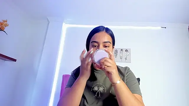 Snapshot of anniesweet- chatting on April 10, 2026, 1:18 pm anniesweet- online show from April 10, 2026, 1:18 pm