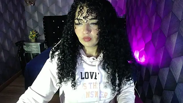 Snapshot of Sofiacowperx chatting on February 24, 2025, 1:35 am Sofiacowperx online show from February 24, 2025, 1:35 am