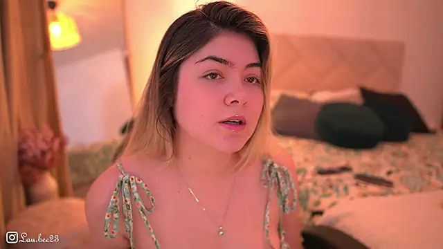 Snapshot of Lau_Bee chatting on November 2, 2025, 11:15 am Lau Bee online show from November 2, 2025, 11:15 am