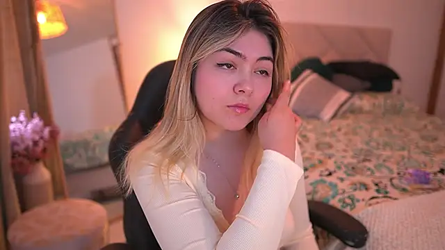 Snapshot of Lau_Bee chatting on November 1, 2025, 4:45 pm Lau Bee online show from November 1, 2025, 4:45 pm