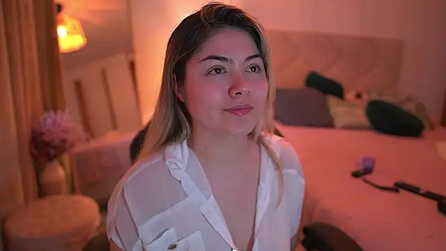 Snapshot of Lau_Bee chatting on October 24, 2025, 6:40 pm Lau Bee online show from October 24, 2025, 6:40 pm