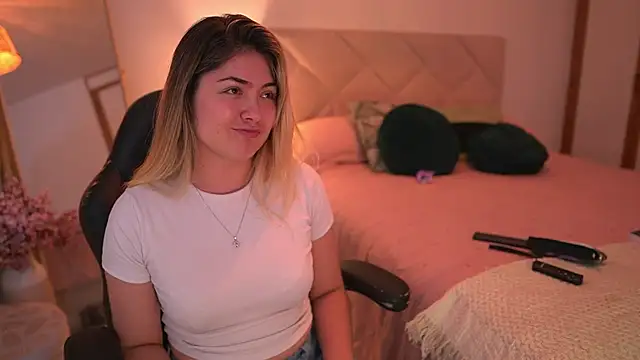 Snapshot of Lau_Bee chatting on November 10, 2025, 7:08 pm Lau Bee online show from November 10, 2025, 7:08 pm