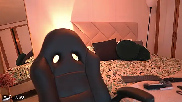 Snapshot of Lau_Bee chatting on December 14, 2025, 3:50 pm Lau Bee online show from December 14, 2025, 3:50 pm