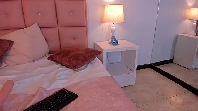 laura smith33 online show from March 8, 2025, 6:05 pm