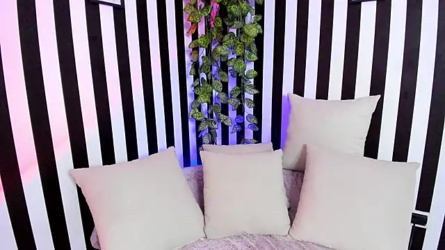 Snapshot of liz_goth chatting on April 6, 2026, 1:34 pm liz goth online show from April 6, 2026, 1:34 pm