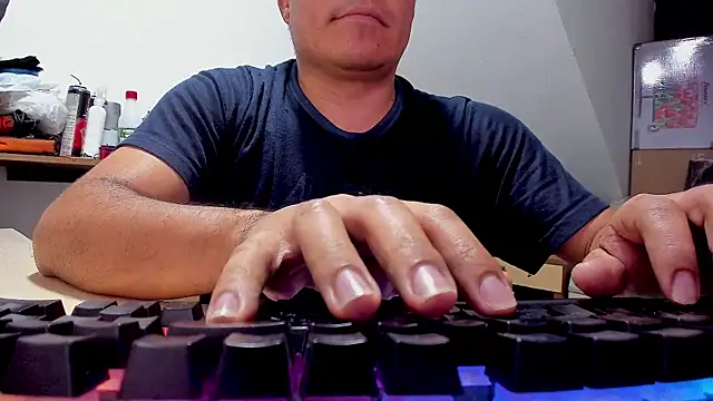 Snapshot of Jhonatan_Morales_S chatting on October 18, 2025, 4:14 am Jhonatan Morales S online show from October 18, 2025, 4:14 am