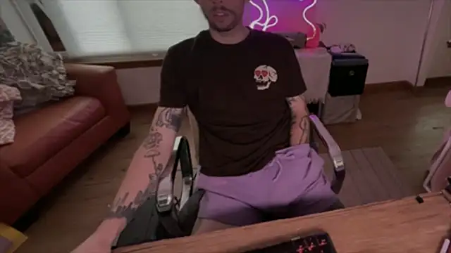 Snapshot of RuffClvb chatting on October 26, 2025, 11:38 pm RuffClvb online show from October 26, 2025, 11:38 pm