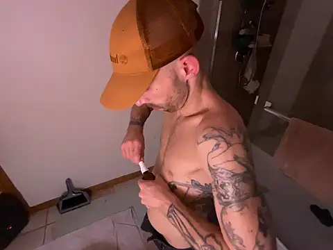 Snapshot of RuffClvb chatting on January 28, 2025, 11:28 am RuffClvb online show from January 28, 2025, 11:28 am