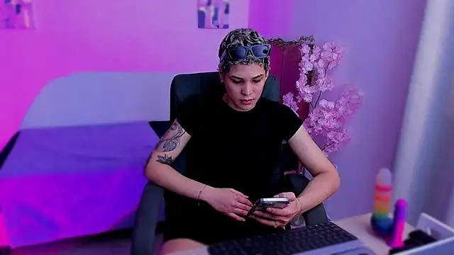 Charlee pink online show from November 28, 2025, 4:51 pm