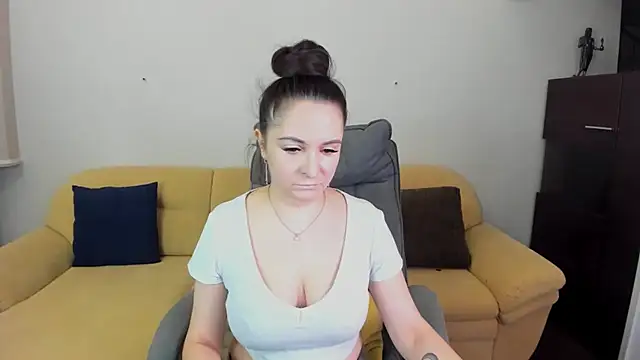 Snapshot of AngellLika chatting on December 5, 2025, 1:43 pm AngellLika online show from December 5, 2025, 1:43 pm