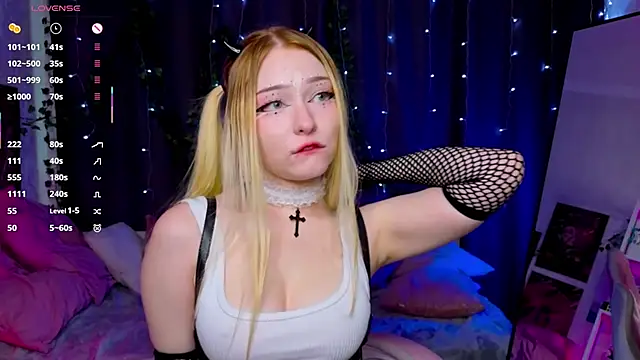 ElswythCovil online show from September 24, 2025, 4:08 am