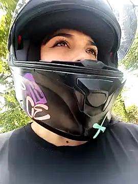 brianaGuzman online show from September 19, 2025, 5:28 pm