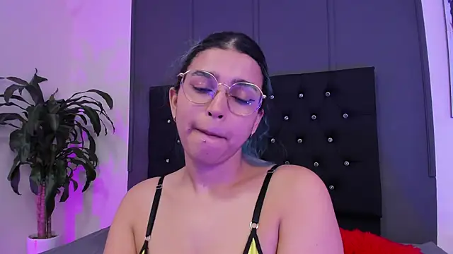 Snapshot of lyra-rain chatting on March 6, 2025, 12:32 am lyra-rain online show from March 6, 2025, 12:32 am