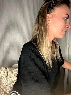 Snapshot of Milla__one chatting on October 19, 2025, 6:10 pm Milla  one online show from October 19, 2025, 6:10 pm