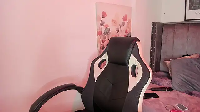 Snapshot of Alaia_Cute chatting on November 19, 2025, 4:12 am Alaia Cute online show from November 19, 2025, 4:12 am