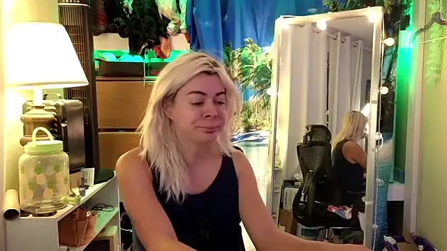 Snapshot of cunty_tranny_lydia chatting on October 1, 2025, 4:50 am cunty tranny lydia online show from October 1, 2025, 4:50 am